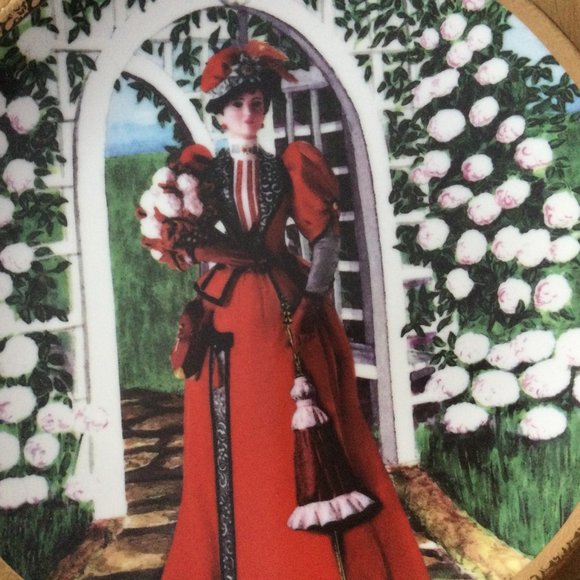 AVON president's club award plate "Mrs. Albee takes a stroll in the garden" - Picture 3 of 5